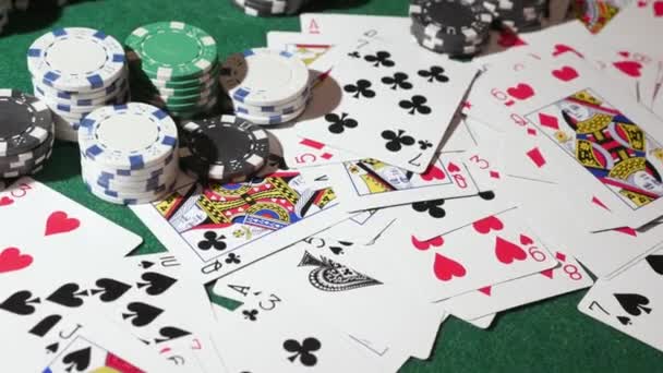 Μάρκες Πόκερ Φύλλα Στο Τραπέζι Υψηλής Ποιότητας Πλάνα — Αρχείο Βίντεο