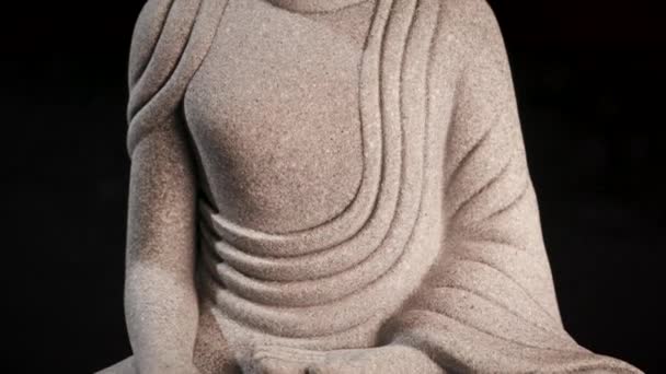Декоративная Скульптура Будды Медитирует Темном Фоне Высококачественные Кадры — стоковое видео