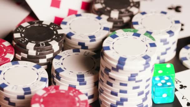 Masa Kağıt Oynayan Poker Fişleri Yüksek Kalite Görüntü — Stok video