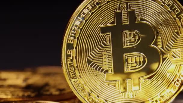 Макромонета Gold Bitcoin Crypto Currency Темном Фоне Высококачественные Кадры — стоковое видео