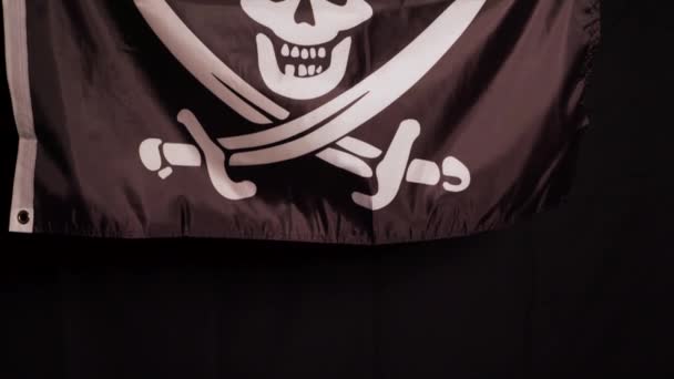 Jolly Roger Pirate Flagge Großaufnahme Auf Dunklem Hintergrund Hochwertiges Filmmaterial — Stockvideo