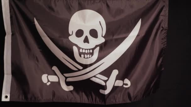 Jolly Roger Pirate Flagge Großaufnahme Auf Dunklem Hintergrund Hochwertiges Filmmaterial — Stockvideo