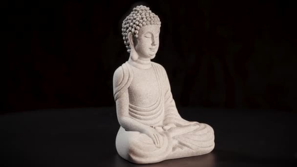 Dekorativ Buddha Staty Skulptur Meditera Med Mörk Bakgrund Högkvalitativ Film — Stockvideo