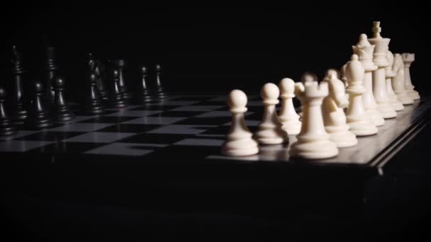 Черно Белые Шахматные Фигуры Столе Высококачественные Кадры — стоковое видео