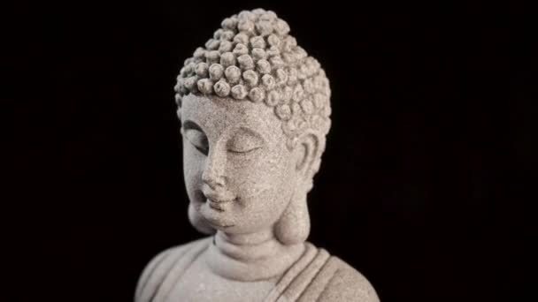 Декоративная Статуя Будды Медитирует Темном Фоне Высококачественные Кадры — стоковое видео