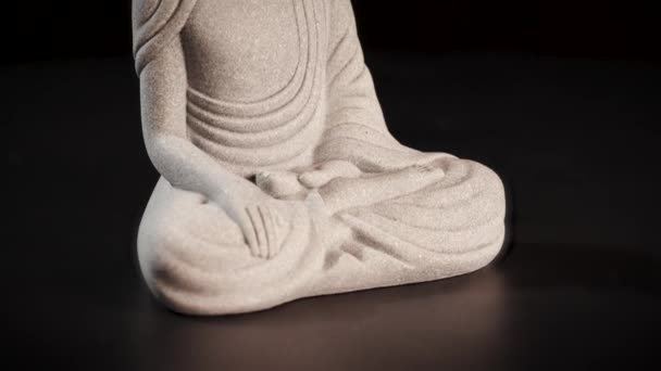 Estatua Decorativa Buda Meditando Con Fondo Oscuro Imágenes Alta Calidad — Vídeos de Stock