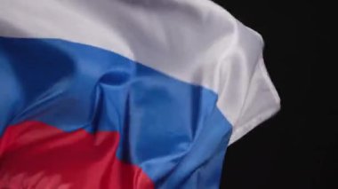 Rus ulusal bayrağı koyu arkaplan 5 'te. Yüksek kalite 4k görüntü