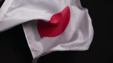 Koyu arka plan 2 'de Japon ulusal bayrağı. Yüksek kalite 4k görüntü