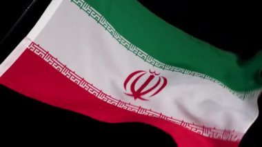 Koyu arka plan 1 'de İran ulusal bayrağı. Yüksek kalite 4k görüntü