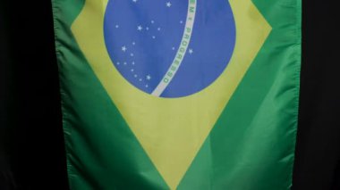 Koyu arkaplan 2 'de Brezilya bayrağı. Yüksek kalite 4k görüntü