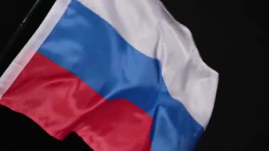 Koyu arka plan 6 'da Rus ulusal bayrağı. Yüksek kalite 4k görüntü
