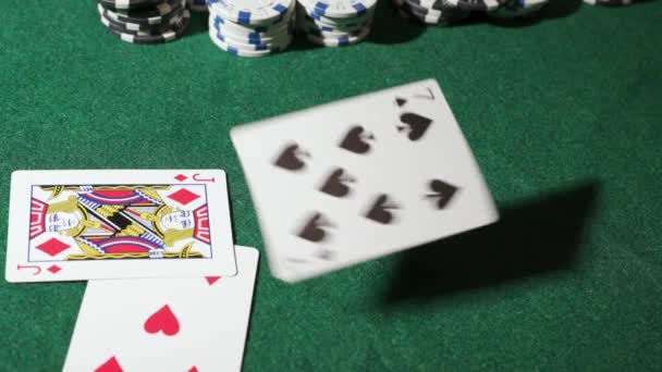 纸屑和扑克牌在第30桌 高质量的4K镜头 — 图库视频影像