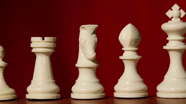 Λευκά Πιόνια Σκακιού Κόκκινο Φόντο Υψηλής Ποιότητας Πλάνα — Αρχείο Βίντεο