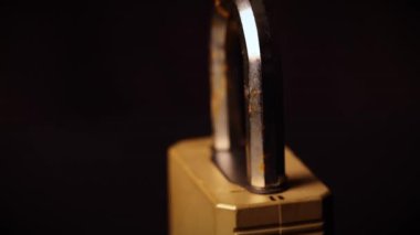 Eski asma kilit güvenlik konsepti koyu arka plan 2 'de. Yüksek kalite 4k görüntü