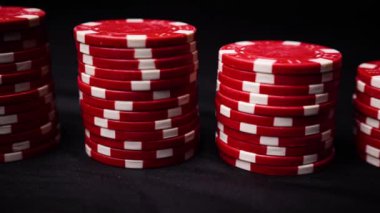 Poker fişleri konsepti masada ayı parası kaybetmek. Yüksek kalite 4k görüntü