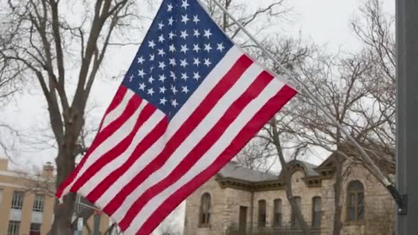 美国国旗在多云的第一天迎风飘扬 高质量的4K镜头 — 图库视频影像
