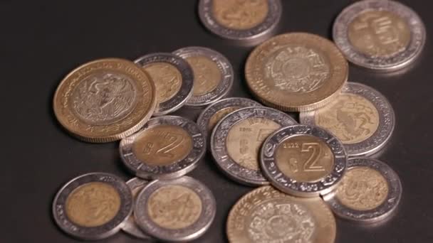 Mexikanische Münzen Währung Pesos Auf Plattenteller Hochwertiges Filmmaterial — Stockvideo