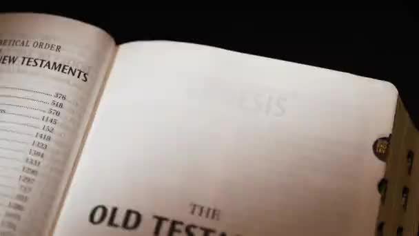旧约创世纪之书翻页 高质量的4K镜头 — 图库视频影像