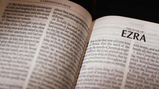 Bíblia Antigo Testamento Livro Ezra Título Imagens Alta Qualidade — Vídeo de Stock