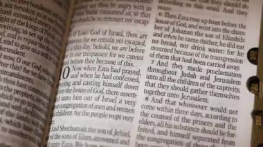 İncil - Nehemiah 'ın Eski Ahit Kitabı başlık sayfası. Yüksek kalite 4k görüntü