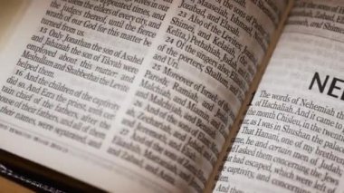 İncil - Nehemiah 'ın Eski Ahit Kitabı başlığı. Yüksek kalite 4k görüntü