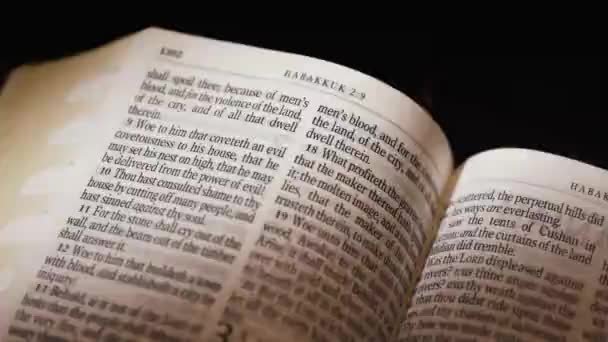 Bibeln Old Testament Book Zephaniah Titelsida Tur Högkvalitativ Film — Stockvideo