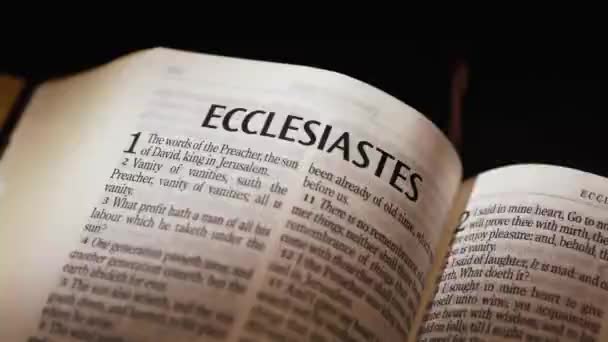 Αγία Γραφή Παλαιά Διαθήκη Εκκλησιαστής Τίτλο Σελίδα Γυρίσει Υψηλής Ποιότητας — Αρχείο Βίντεο