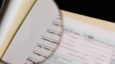 1040 vergi formuna bakan büyüteç. Yüksek kalite 4k görüntü