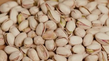 Masa 1 'deki Pistachios' u kapatın. Yüksek kalite 4k görüntü