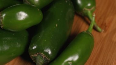 Masa 2 'deki Jalapeno biberlerini kapat. Yüksek kalite 4k görüntü