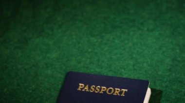 Bagaj 6 'nın üstündeki ABD pasaportunun açısını kapat. Yüksek kalite 4k görüntü