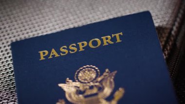3 numaralı bagajın üstündeki ABD pasaportunun açısını kapat. Yüksek kalite 4k görüntü