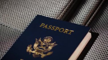 5 numaralı bagajın üstündeki ABD pasaportunun açısını kapat. Yüksek kalite 4k görüntü