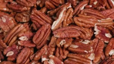 Pikaptaki cevizlerin yarısını kapat. Yüksek kalite 4k görüntü