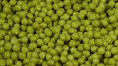 Pikabın üzerinde yeşil bezelyeler var. Yüksek kalite 4k görüntü