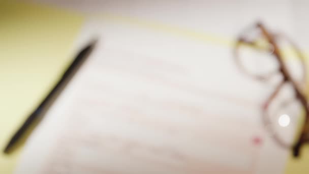 Застосунок Автокредитування Порожня Форма Документа Окулярами Ручкою Високоякісні Кадри — стокове відео