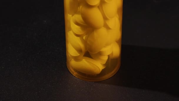 Vitaminen Pillen Gele Container Hoge Kwaliteit Beeldmateriaal — Stockvideo