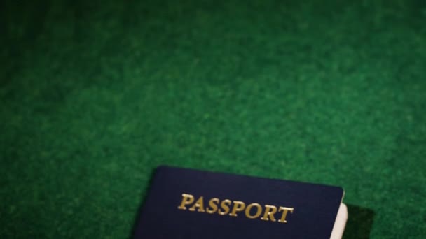 在行李上贴上美国护照的近角 高质量的4K镜头 — 图库视频影像