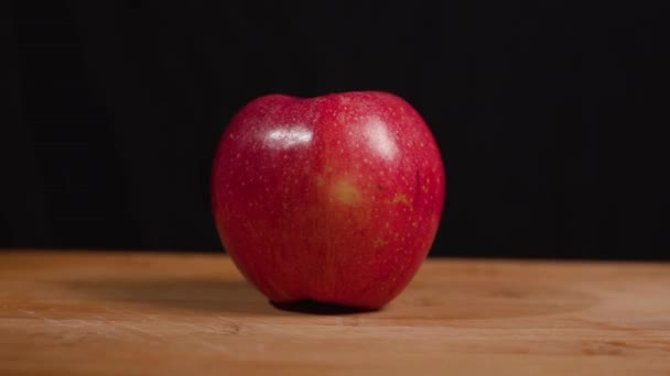 Rode Appel Draaitafel Hoge Kwaliteit Beeldmateriaal — Stockvideo
