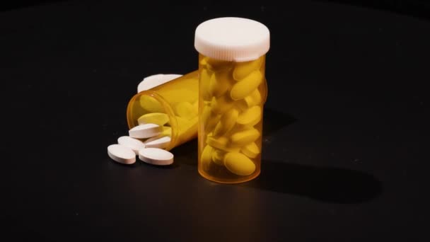 Pílulas Vitaminas Recipiente Amarelo Imagens Alta Qualidade — Vídeo de Stock