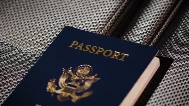 Angle Fermeture Passeport Américain Sur Dessus Des Bagages Images Haute — Video