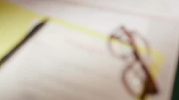 Повідомлення Про Виселення Порожня Форма Документа Окулярами Ручкою Високоякісні Кадри — стокове відео