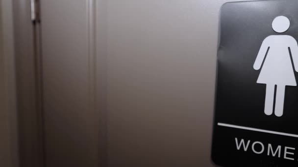 Femeile Semn Toaletă Publică Înregistrare Fullhd Înaltă Calitate — Videoclip de stoc