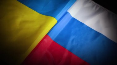 Ukrayna 'nın dinamik dönüşü ve Rusya' nın ulusal bayrakları. Yüksek kalite 4k görüntü