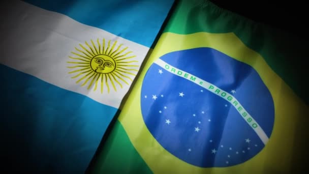 Dynamisk Sväng Argentina Och Brasilien Nationella Flaggor Med Vinjett Högkvalitativ — Stockvideo