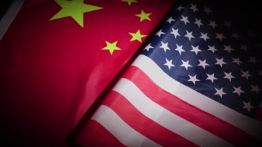 Amerika Birleşik Devletleri ve Çin ülke bayrakları karanlık arka planda döner tablolarda. Yüksek kalite 4k görüntü