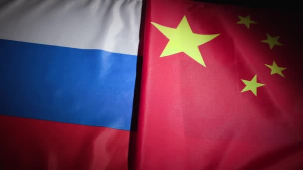 俄罗斯和中国在黑暗背景下在谈判桌上高举国旗 高质量的4K镜头 — 图库视频影像