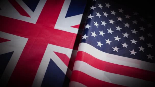 アメリカ合衆国とイギリスの国旗は 暗い背景にターンテーブル上にあります 高品質の4K映像 — ストック動画