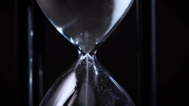 Kum saati beyaz kum saati. 5 dakika içinde bitecek. Yüksek kalite 4k görüntü