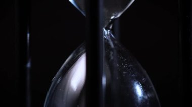 Kum saati beyaz kum saati. 6 'nın süresi dolmak üzere. Yüksek kalite 4k görüntü